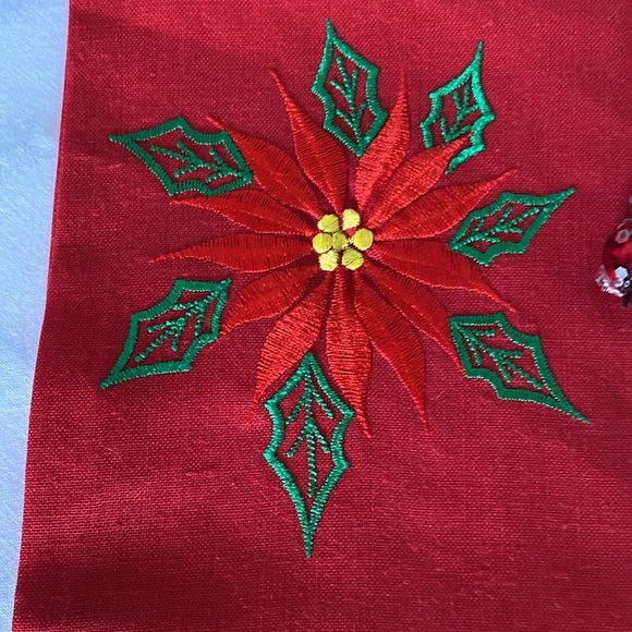 A pair of brand new tea towels! One white with red poinsettias, one red - Picture 4 of 7